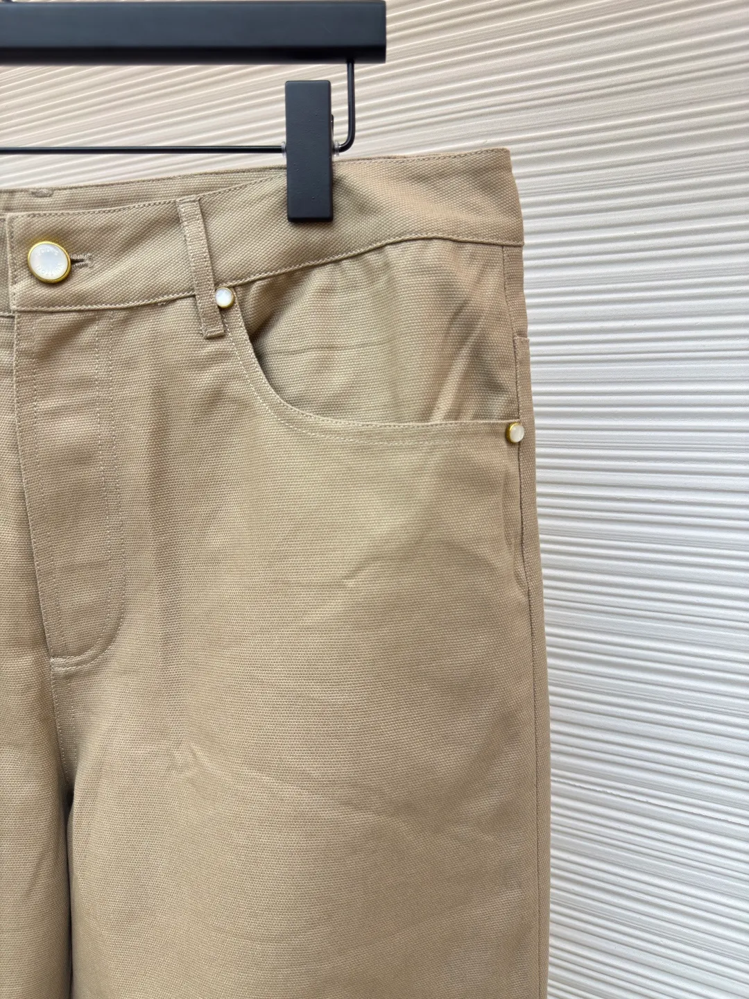 LOUIS VUITTON slub martin trousers ●Authentic product: purchased and developed for 10800 ●Item number: 1680309-B50 ●Fabric: small martin yarn-dyed fabric ●Technology: made on positioning cutting machine ●Version: fitted version ●Weight: about 560 grams ●Size: 44-46-48-50 ●Description: The fabric is made of Little Martin yarn-dyed fabric, the warp and weft yarns are 7s+7s double-twisted, the fabric is made of long lathe dyeing process, the color of the bulk fabric is custom-dyed, the small jacquard fabric for the collar is custom-woven, the back pockets are made of domestic high-speed machines, mercerized tatami The embroidery method is matched with rayon twill satin lining. The back square leather tag is made of two-layer cowhide and pressed with an embossed mold. The I-shaped buckle and rivets are made of antique gold-plated bases. The interior is inlaid with polished high-gloss mother-of-pearl. The shells are laser-engraved with letter patterns. The overall routing is straight and delicate, the fabric is comfortable and soft, the color is consistent and there is no color difference, it can be matched with the same style to create a fashionable look, and can be used in various occasions, customized accessories, complete with three standards, the same style for men and women!
